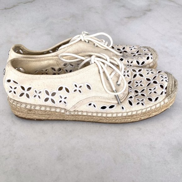 Michael Kors Darci lace up canvas espadrille sneakers with eyelet, beige linen - Picture 2 of 9